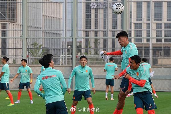 北青：国足抵达新加坡当晚就开练