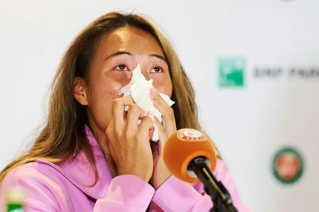 元游棋牌登录入口-一轮游！2026法网女单首轮：郑钦文0比2出局 泪洒发布会